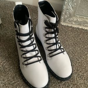 Sorel white Lennox boots. Brand new never worn